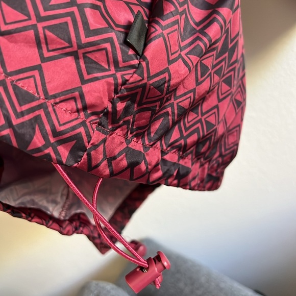 Beautiful Giant Men’s lightweight jacket in red/black - Picture 7 of 12